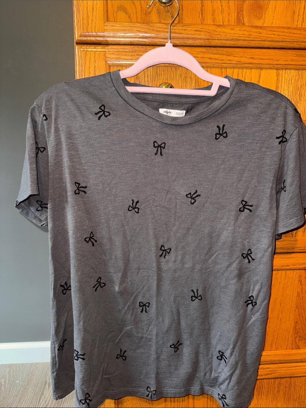 Gray Short-Sleeve Tee with Black Bows Women’s Everyday Shirt